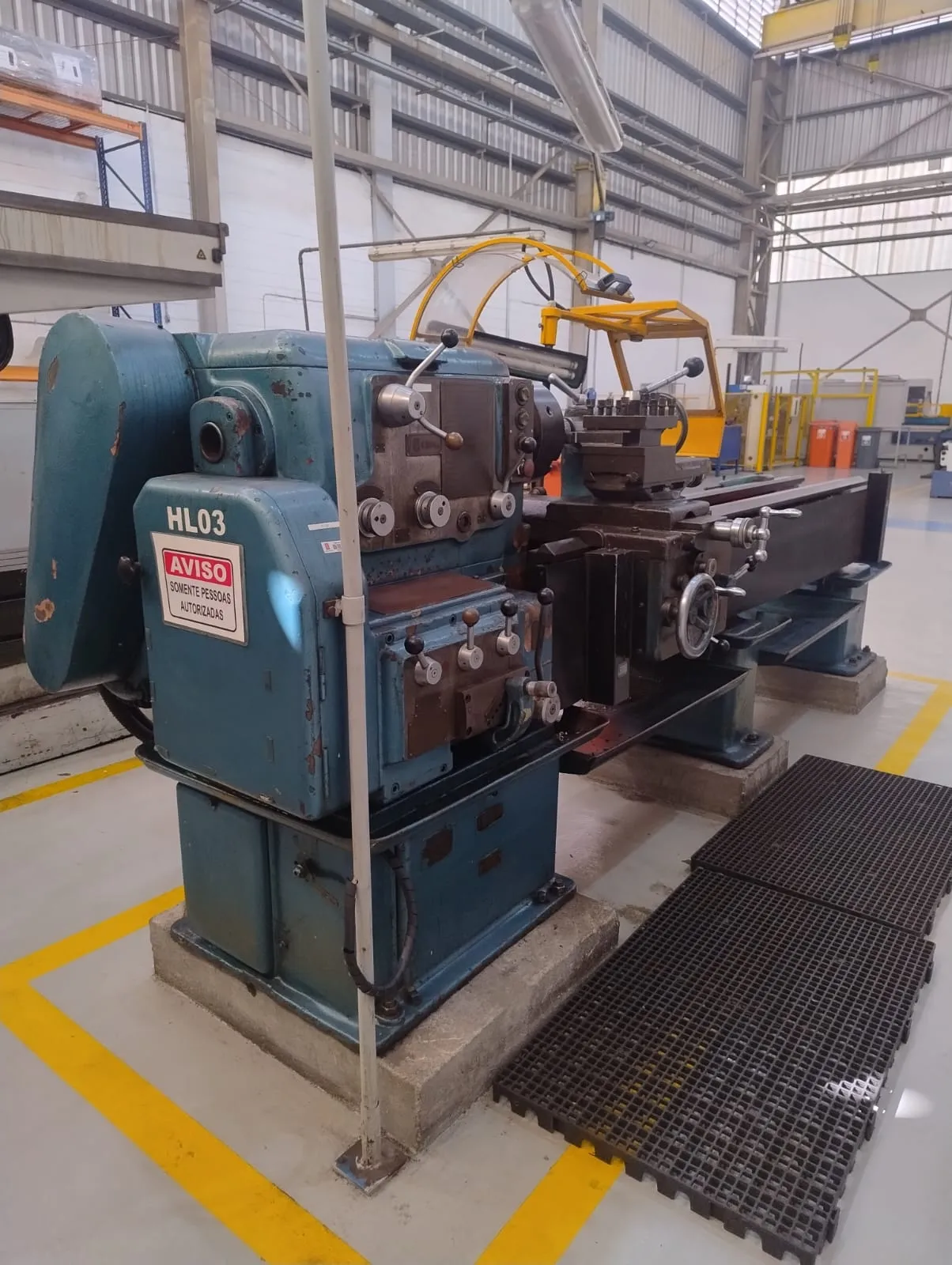 Dobradeira hidráulica com proteções optoeletrônicas